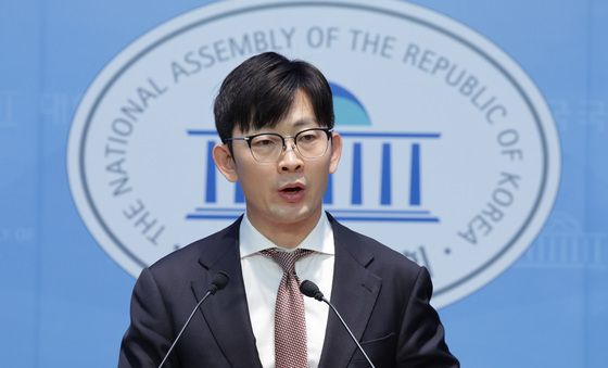 기자회견하는 박충권