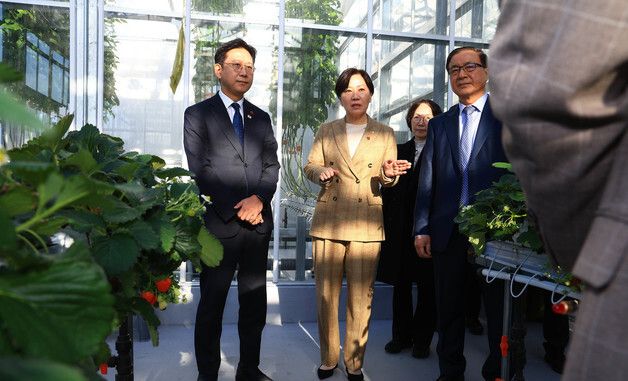 배경훈 부총리·송미령 장관, 농업 AI 연구현장 방문