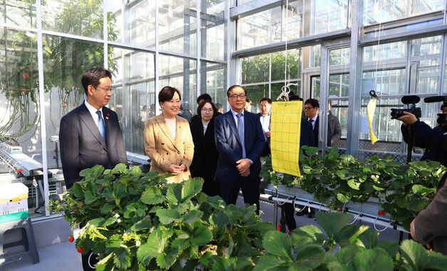 농업 AI 연구현장 둘러보는 배경훈 부총리와 송미령 장관