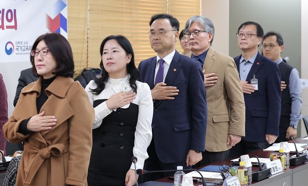 국기에 대한 경례하는 차정인 위원장