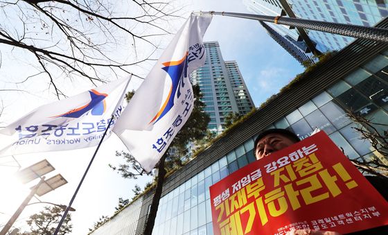 결의대회 진행하는 철도 비정규직 노동자들