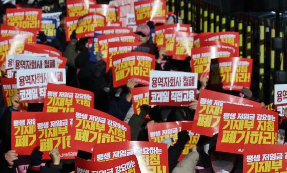 구호 외치는 비정규직 철도 노동자들