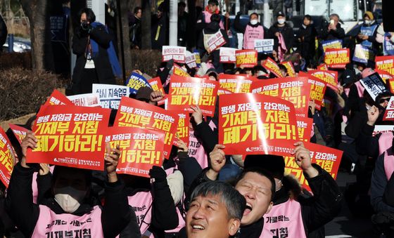 구호 외치는 비정규직 철도 노동자들