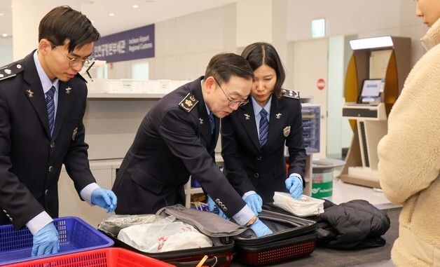 여행자 휴대품 검사하는 이명구 관세청장