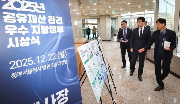 우수사례 홍보물 살펴보는 김민재 차관