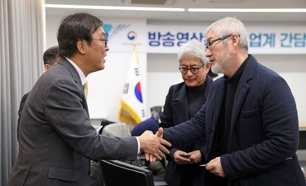 관계자와 인사나누는 최휘영 장관