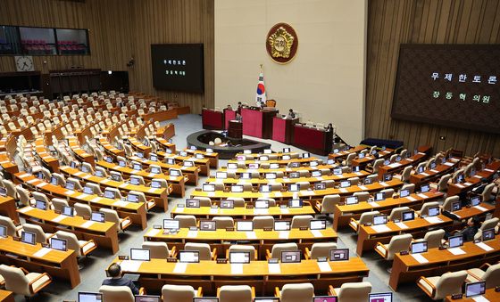 텅 빈 본회의장 속 필리버스터