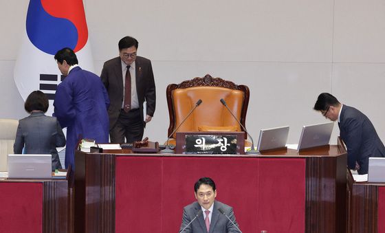 의장석 교대하는 우원식·이학영