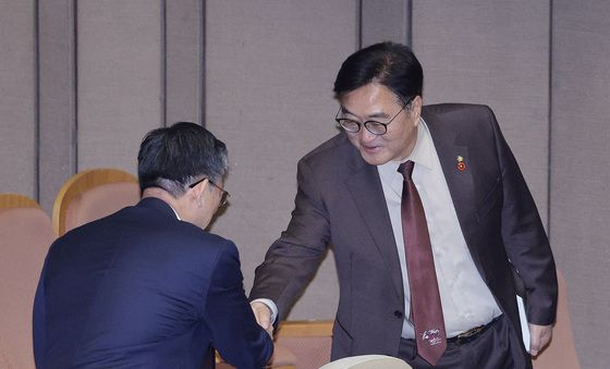 인사나누는 우원식·정성호