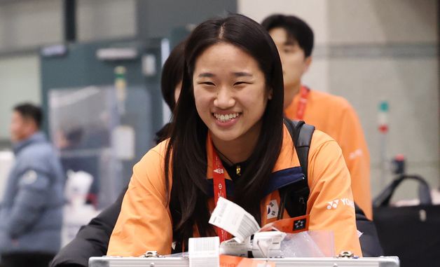 밝은 표정으로 귀국하는 안세영