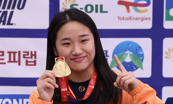 우승 메달 든 안세영