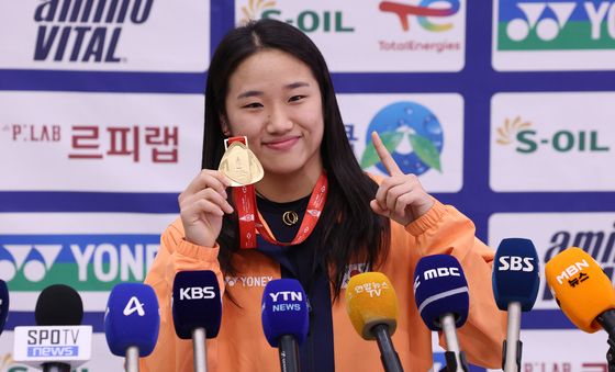 금메달 들고 포즈 취하는 안세영