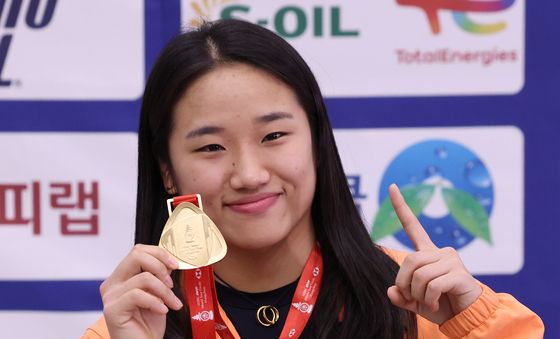 안세영, 금메달 들고 '찰칵'