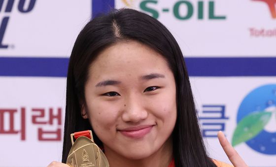 안세영, 금메달 들고 '찰칵'