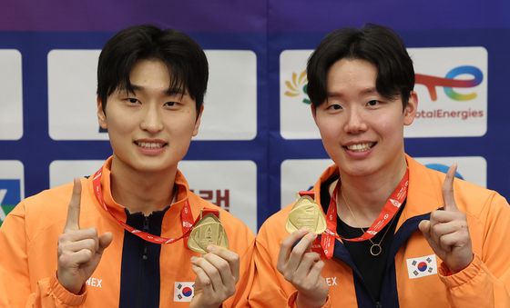 '11승' 포즈 취하는 서승재-김원호