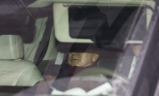 특검 조사 마치고 차량 타고 나가는 김기현 의원