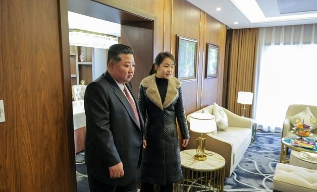 北 "삼지연시에 호텔 5개 새로 준공"…호텔 둘러보는 김정은과 딸 주애