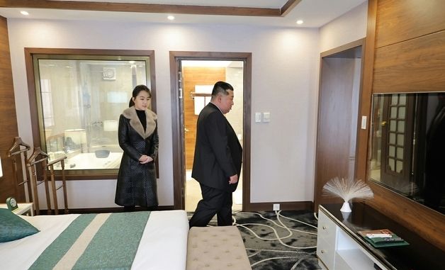 北 김정은, 딸 주애와 삼지연 호텔 준공식 참석