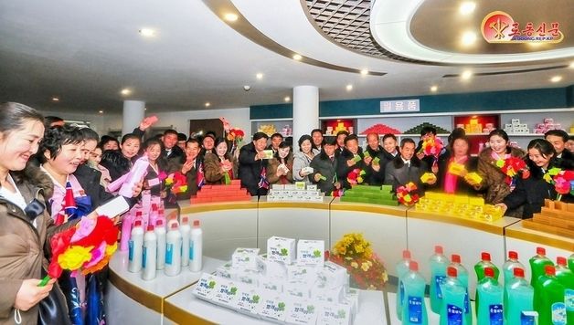 지방공업공장 방문한 북한 주민들의 모습