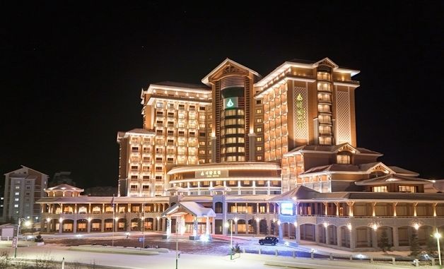 北 삼지연에 호텔 5곳 준공…눈 속에서 빛나는 호텔