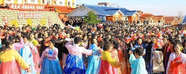 北 살림집 입사모임 참석한 함경남도 주민들