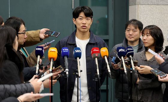 취재진에 둘러싸인 송성문