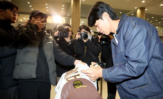 유니폼에 사인하는 송성문