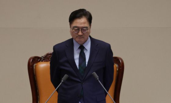 자유헌정론 책 든 장동혁