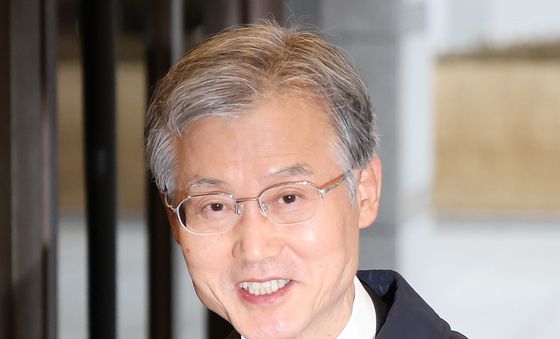 취재진 질문에 답변하는 조희대 대법원장