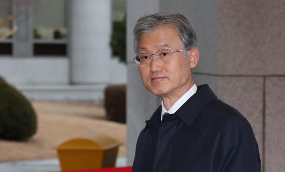 출근길 취재진 질문 듣는 조희대 대법원장