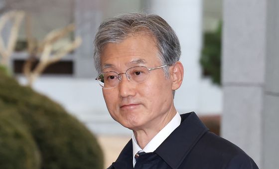 출근길 내란전담재판부 관련 질문 듣는 조희대 대법원장