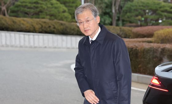 차량에서 내려 출근하는 조희대 대법원장