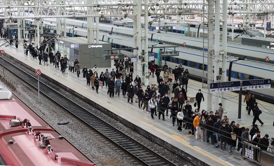 철도노조 총파업 유보…모든 열차 정상 운행