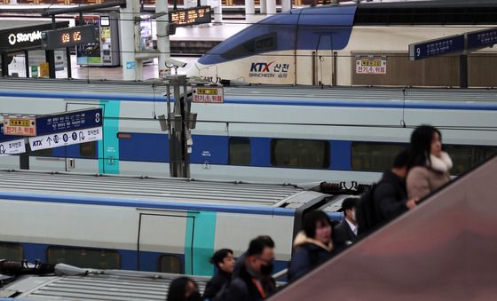 철도노조 총파업 유보…모든 열차 정상 운행