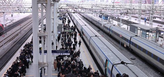 철도노조 총파업 유보…출근길 대란 피해