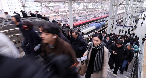 철도노조 총파업 유보…출근길 대란 피해