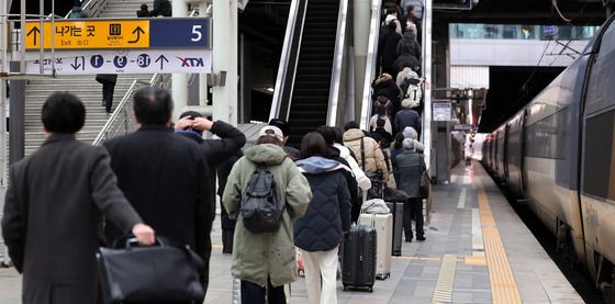 철도노조 총파업 유보…출근길 대란 피해