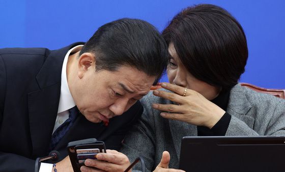 귀엣말 나누는 김병기·한정애