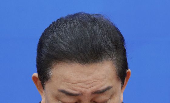 얼굴 매만지는 김병기 원내대표