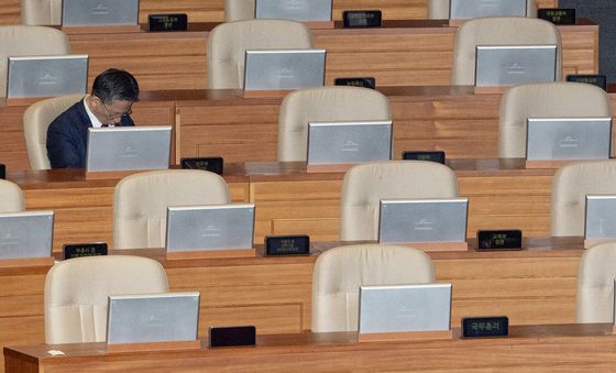 최장 시간 필리버스터에 피곤한 모습의 정성호 장관