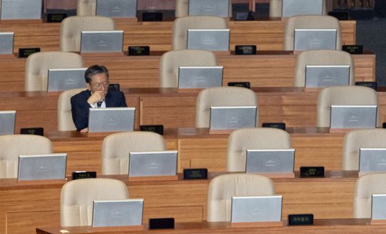 목 축이는 장동혁 대표