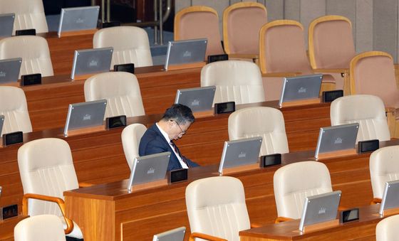 무제한 토론에 피곤한 모습 보이는 정성호 법무부 장관