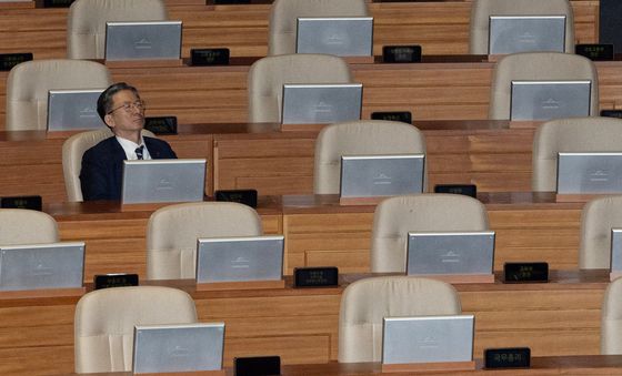 최장 시간 필리버스터에 피곤한 정성호 법무부 장관