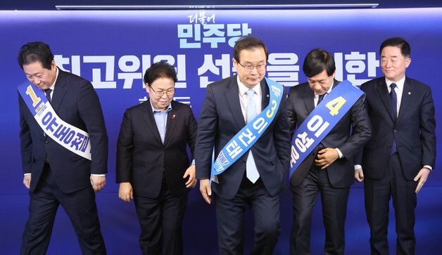 기념촬영 마친 민주당 최고위원 후보자들