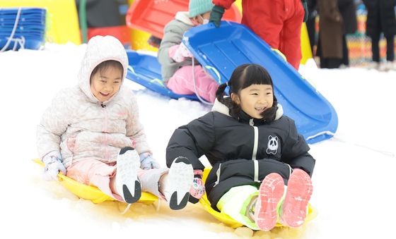 '노원 씽씽 눈썰매장' 찾은 어린이들