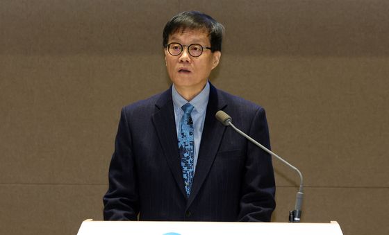 이창용 한은 총재, 외부포상 수상자 격려