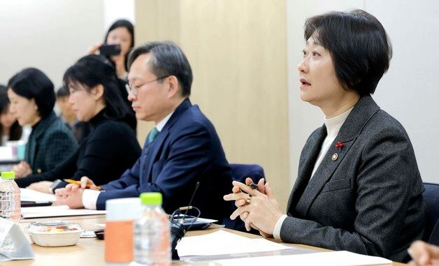 발언하는 이스란 제1차관