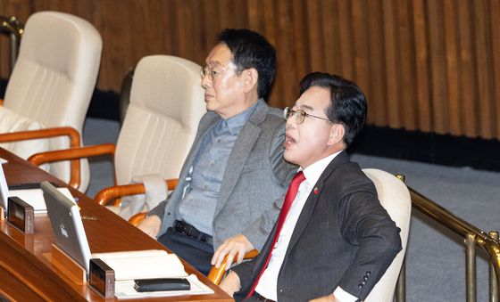 우원식 국회의장에게 항의하는 송언석 원내대표