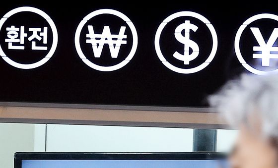 달러 약세에도 오르는 원·달러 환율