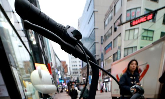 쓰레기 가득 담긴 공유 자전거 바구니